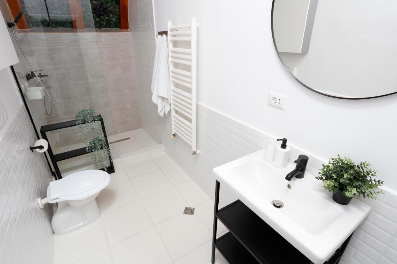 One Love Central Cottage Bucureşti Ngoại thất bức ảnh